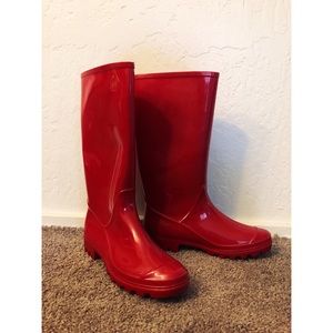 Red rain boots ☔️